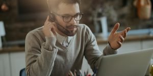 jovem-empresario-tendo-teleconferencia-em-um-computador-enquanto-trabalhava-em-casa_637285-12741 jovem-empresario-tendo-teleconferencia-em-um-computador-enquanto-trabalhava-em-casa_637285-12741